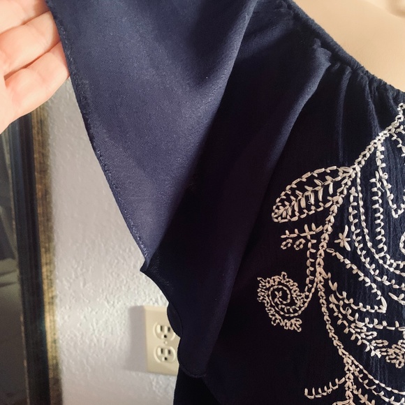 Women’s Boho top w/embellishment on front and key hole neck - Picture 5 of 8